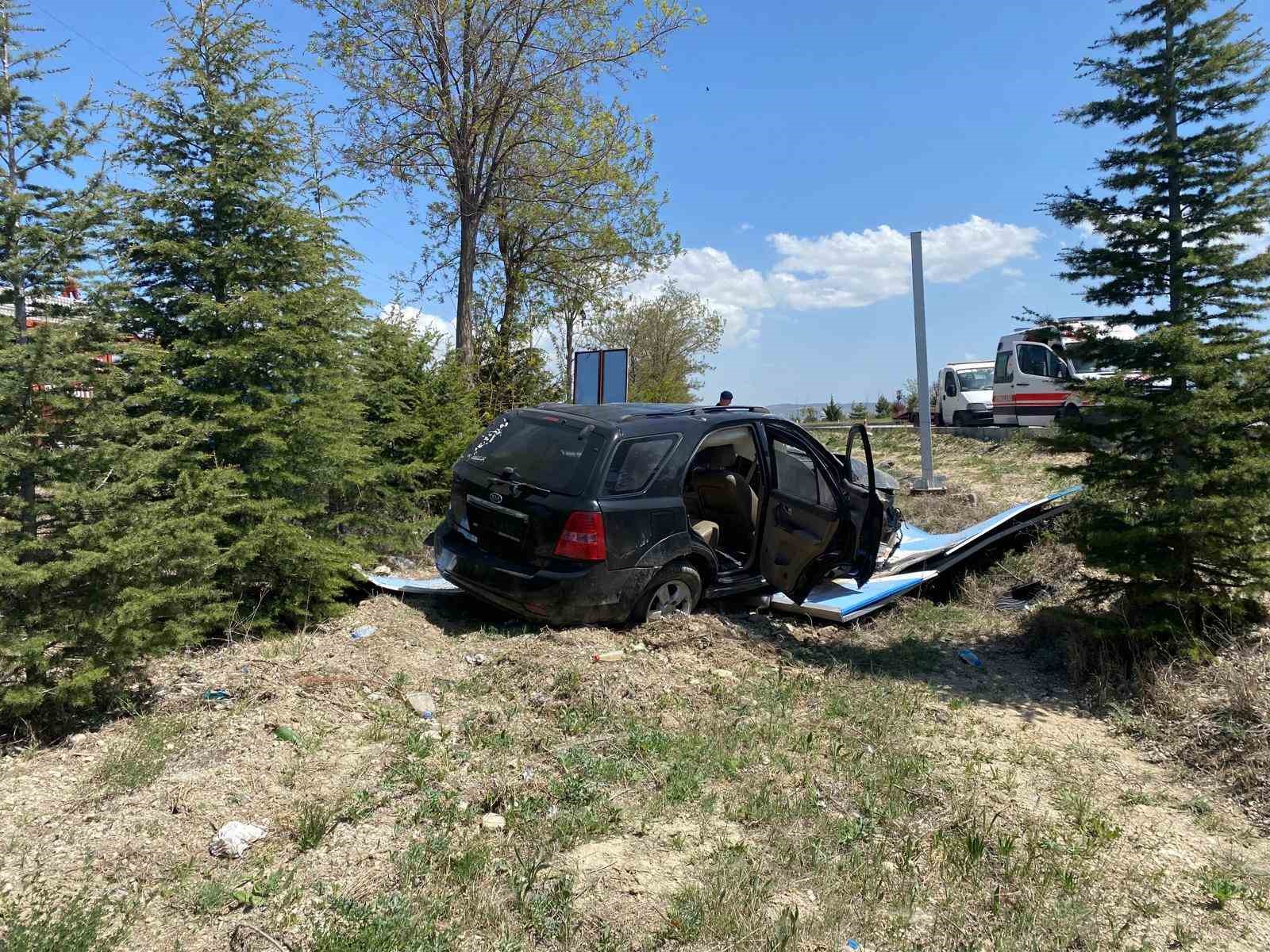 Otomobil tabelaya çarpıp takla attı: 1 ölü
