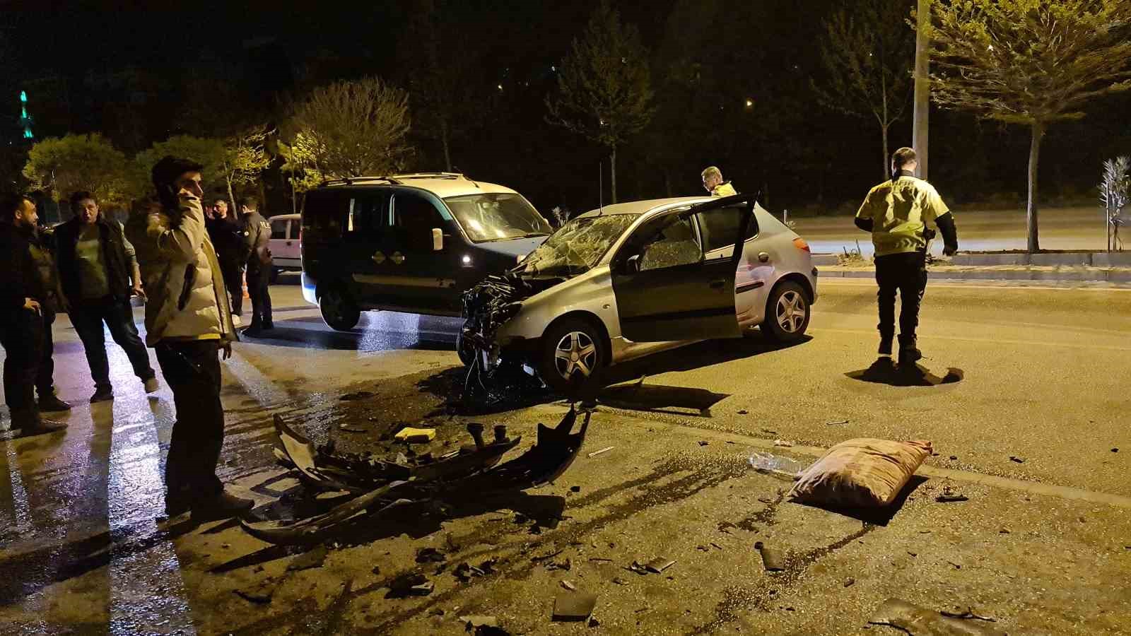 Otomobil yol süpürme aracına çarptı: 1 yaralı
