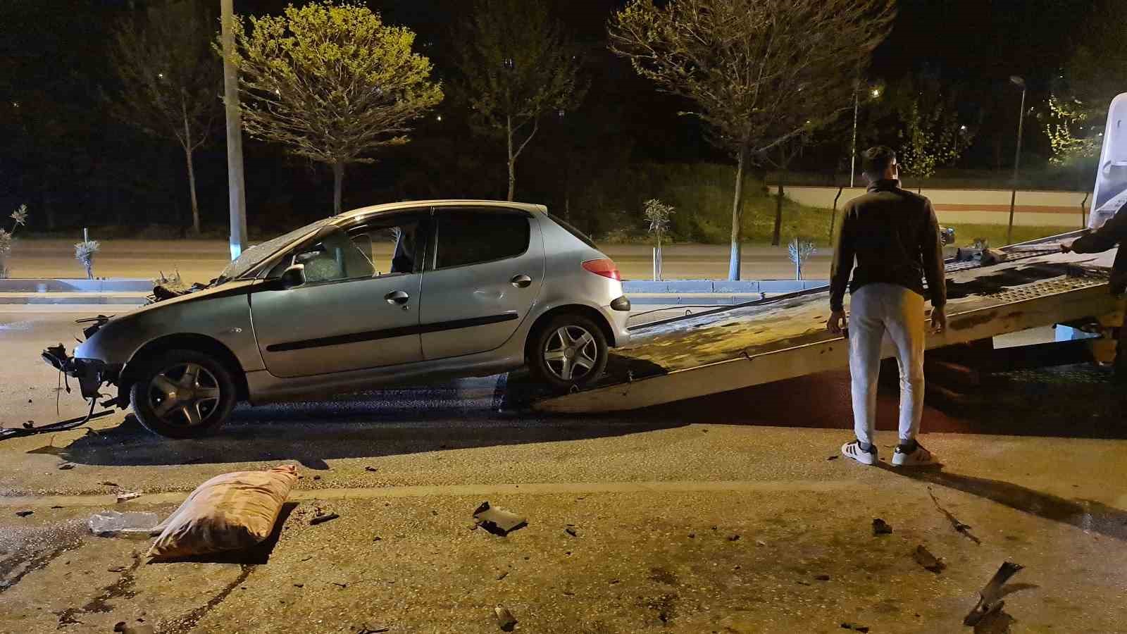 Otomobil yol süpürme aracına çarptı: 1 yaralı
