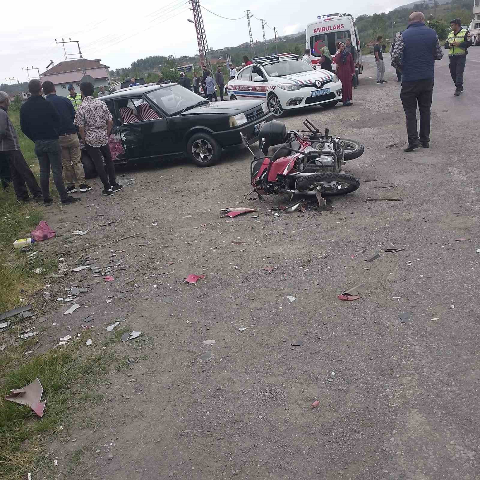 Otomobille motosiklet çarpıştı; 1 ağır yaralı