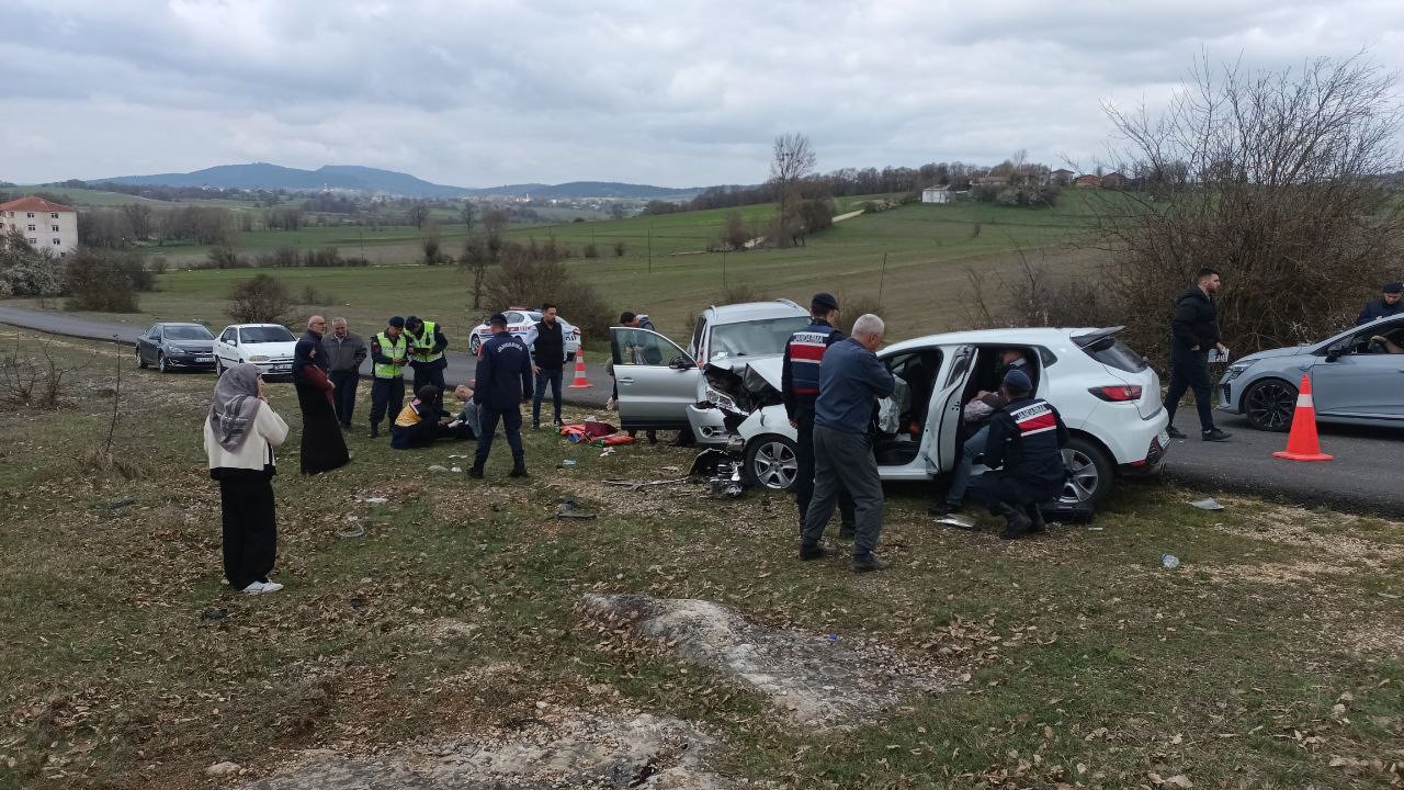 Otomobiller kafa kafaya çarpıştı: 8 yaralı
