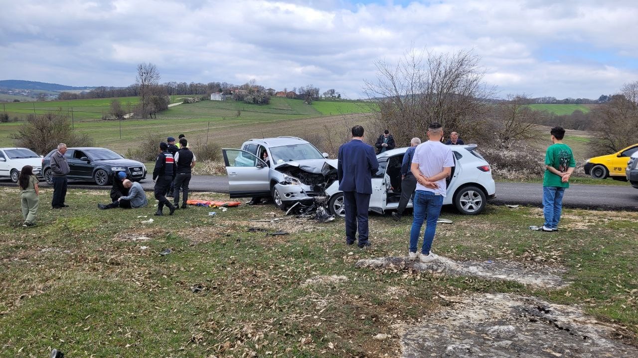 Otomobiller kafa kafaya çarpıştı: 8 yaralı
