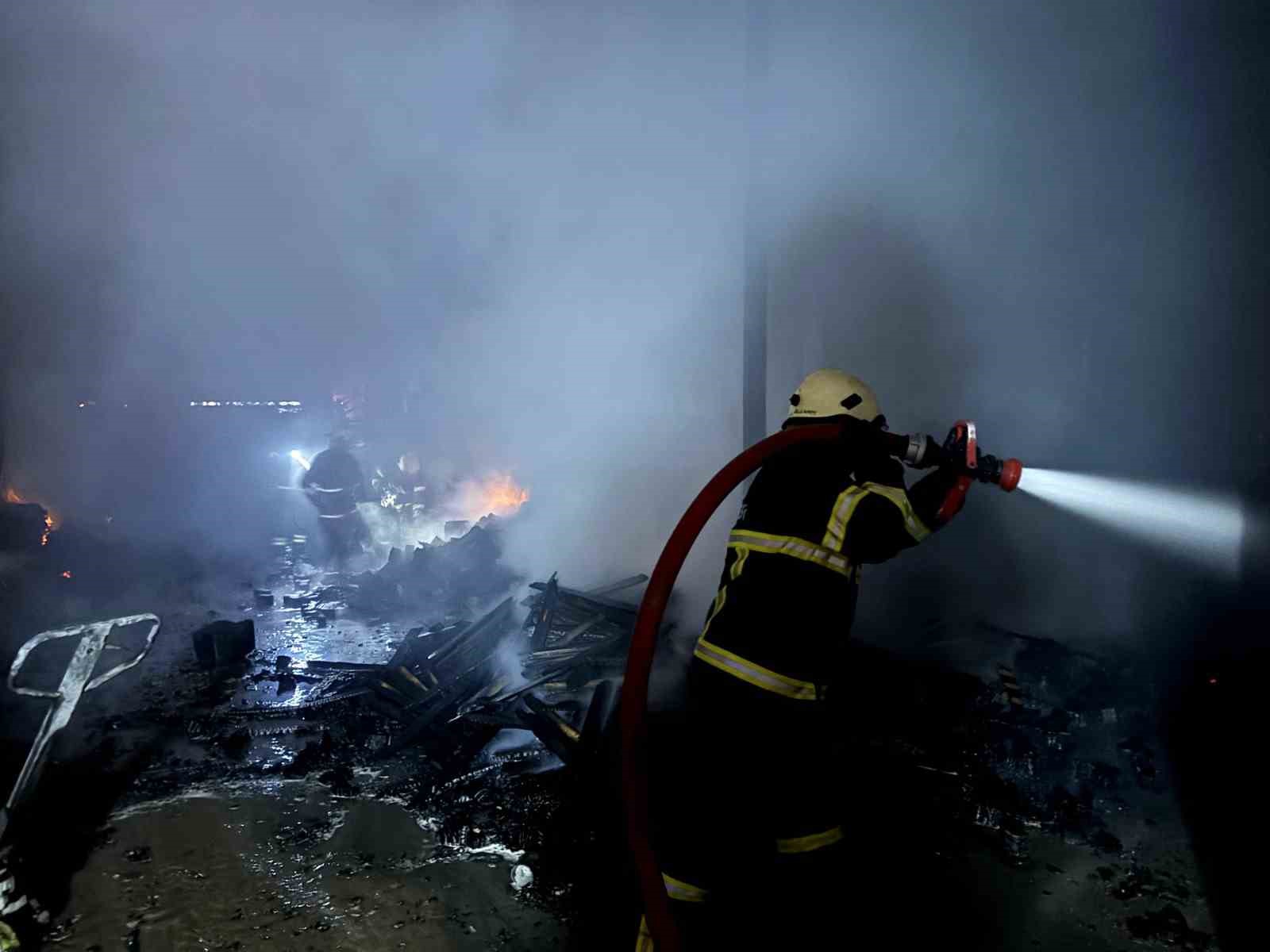 Palet fabrikası alev alev yandı: Hasar büyük
