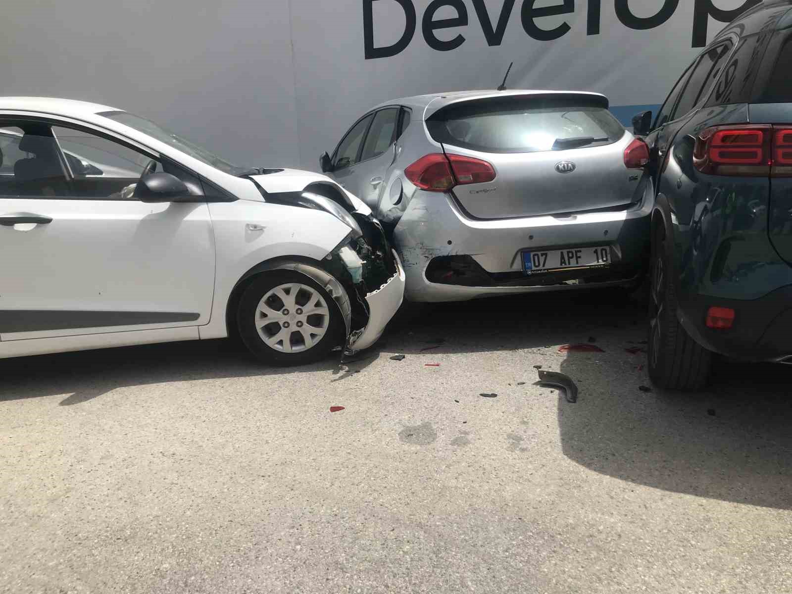 Park etmek isterken kontrolden çıkan otomobil, otomobillere çarparak durdu