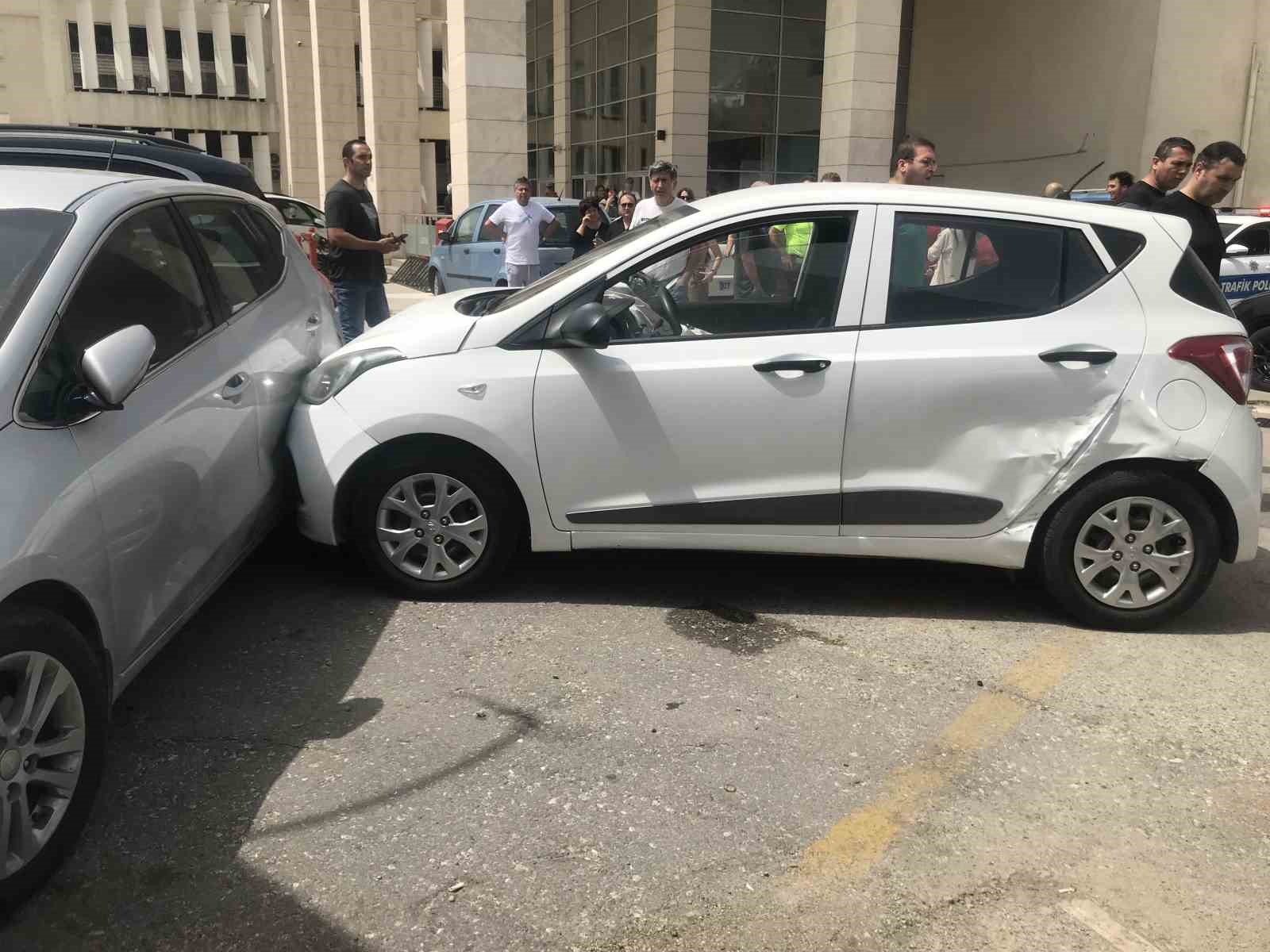 Park etmek isterken kontrolden çıkan otomobil, otomobillere çarparak durdu
