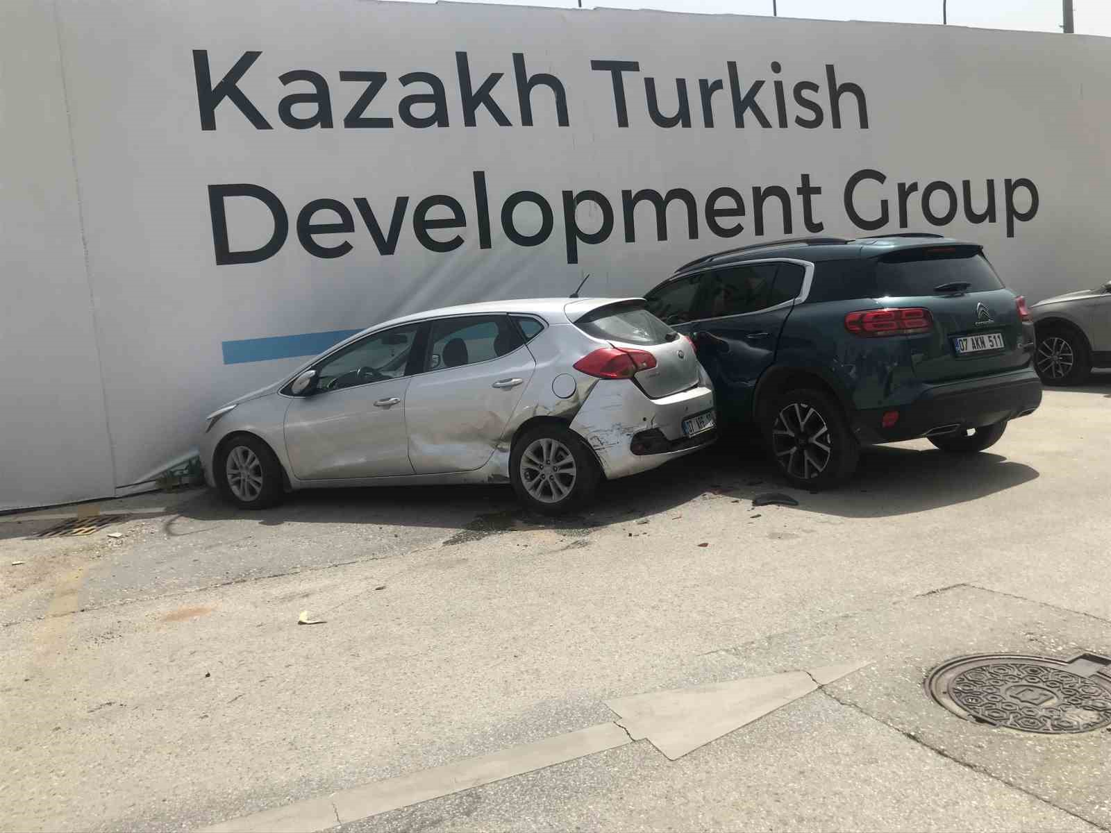 Park etmek isterken kontrolden çıkan otomobil, otomobillere çarparak durdu
