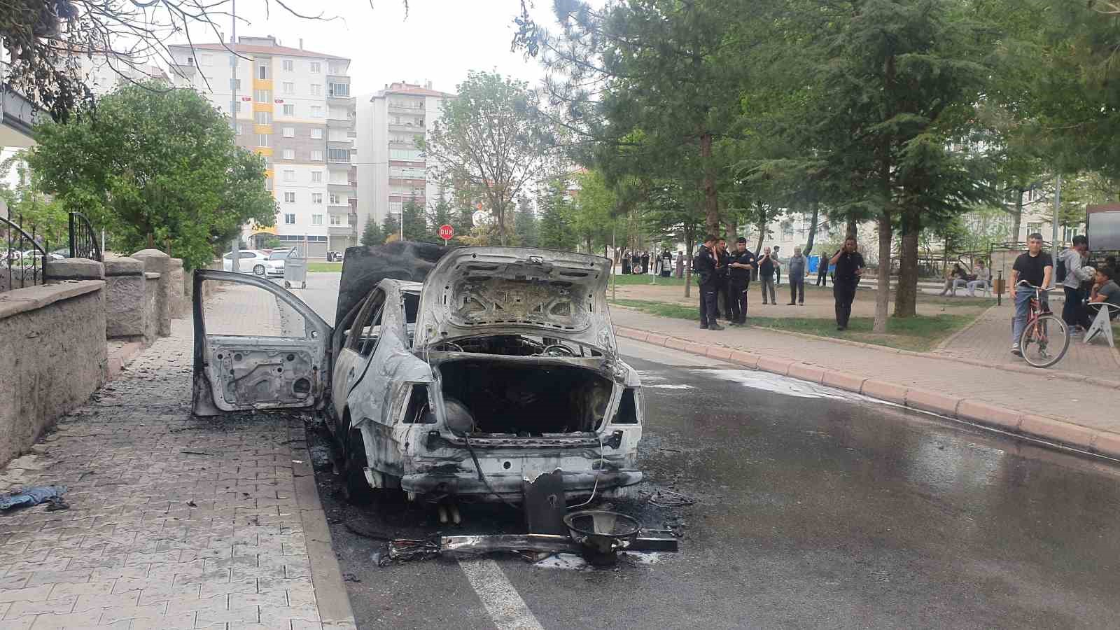 Park halindeki otomobil yanarak küle döndü
