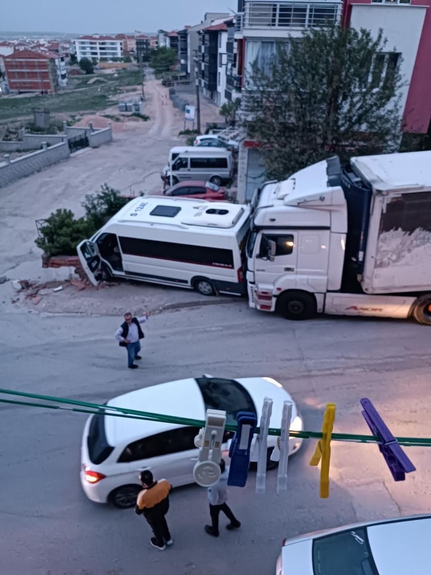 Park halindeyken freni patlayan tır minibüse çarptı