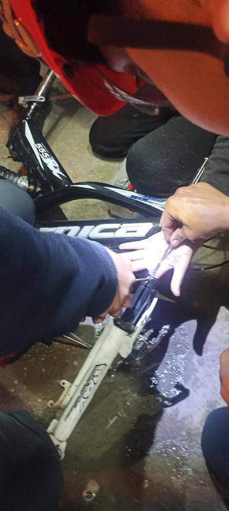 Parmağını bisiklet borusuna sıkıştıran çocuğun yardımına itfaiye yetişti
