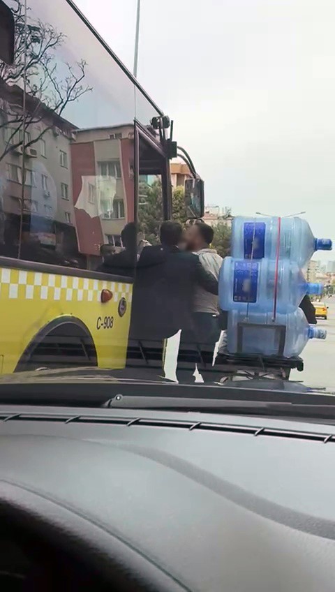Pendik’te halk otobüsü şoförü ile motosikletlinin yol verme kavgası kamerada
