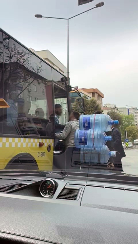 Pendik’te halk otobüsü şoförü ile motosikletlinin yol verme kavgası kamerada
