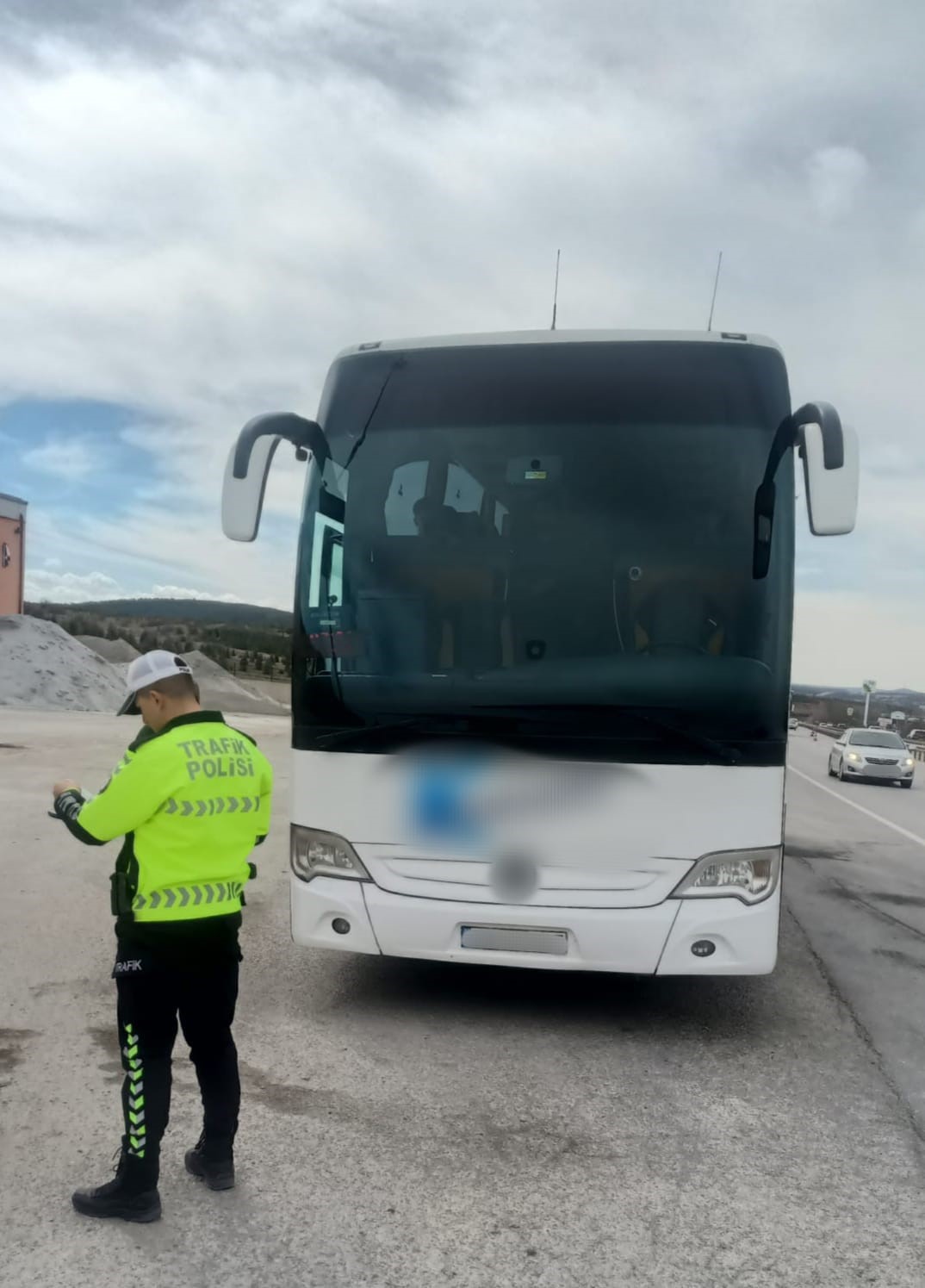 Polis ekipleri şehirlerarası otobüslerde emniyet kemeri bilgilendirmesi yaptı
