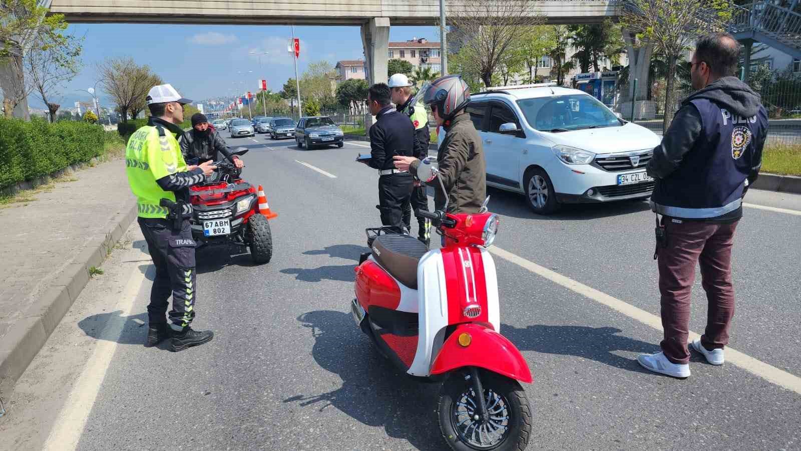 Polis ekiplerinden bayramda motosiklet uygulaması
