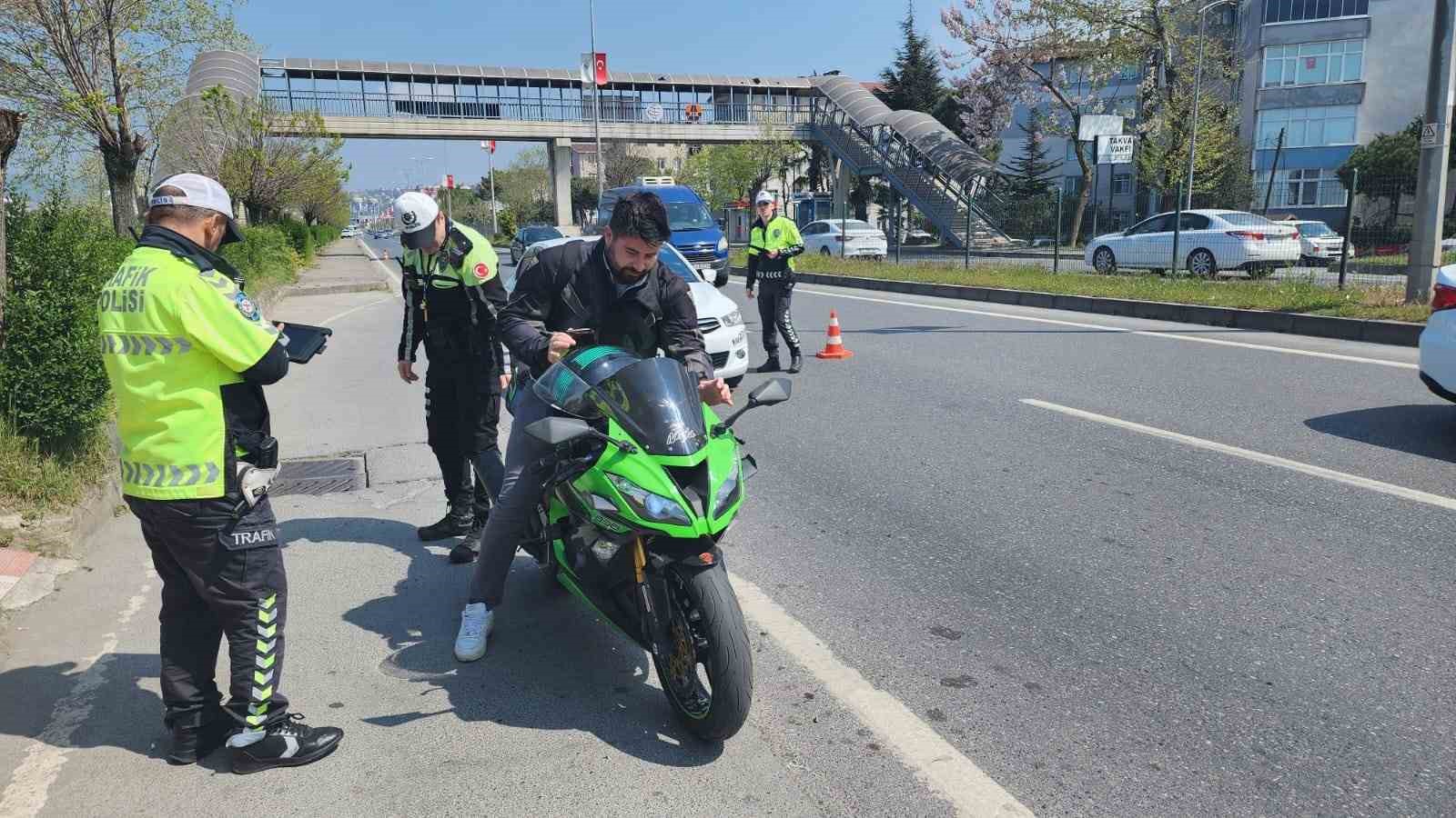 Polis ekiplerinden bayramda motosiklet uygulaması
