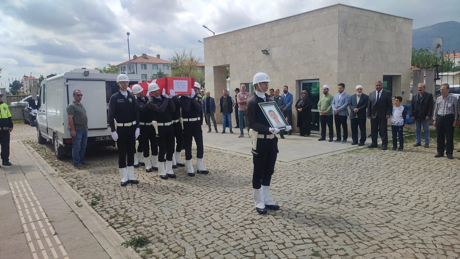 Polis memuru mesai sırasında kalp krizi geçirerek hayatını kaybetti
