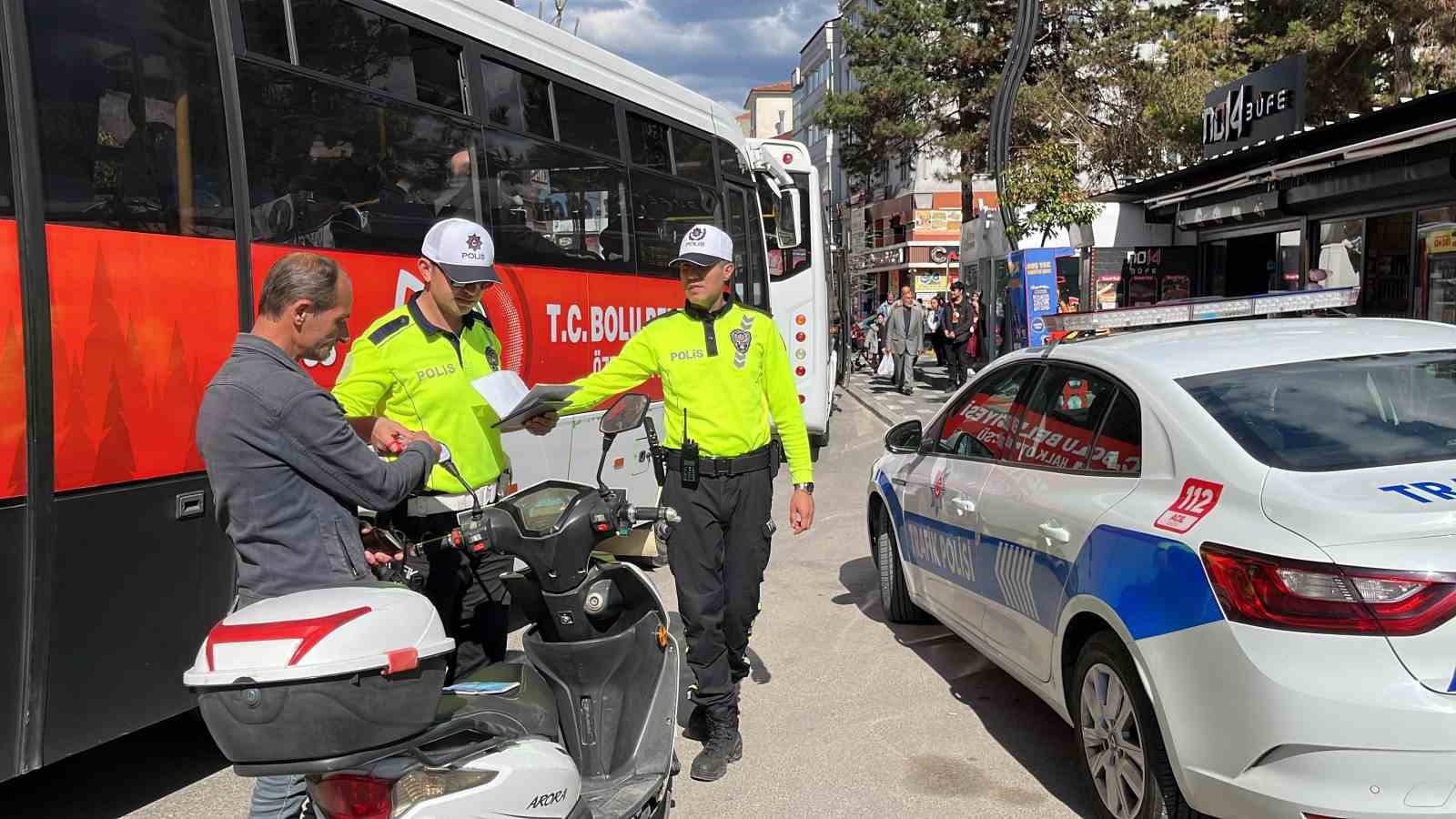 Polis, motosikletlerin girmesi yasak olan caddede göz açtırmıyor
