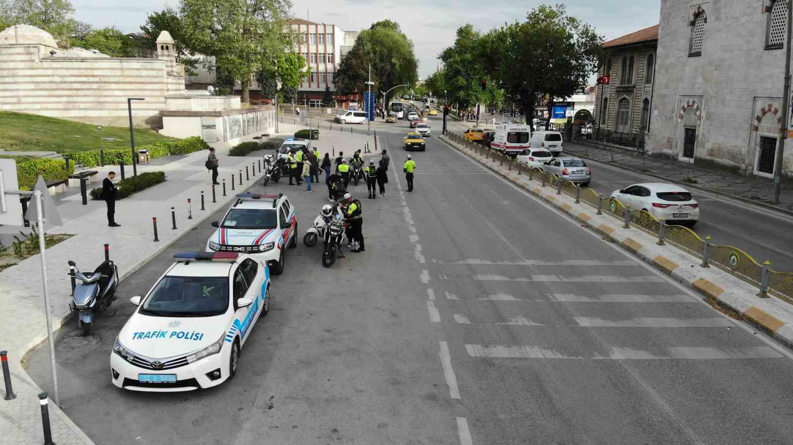 Polis ve jandarmadan motosiklet sürücülerine yelek hediyesi
