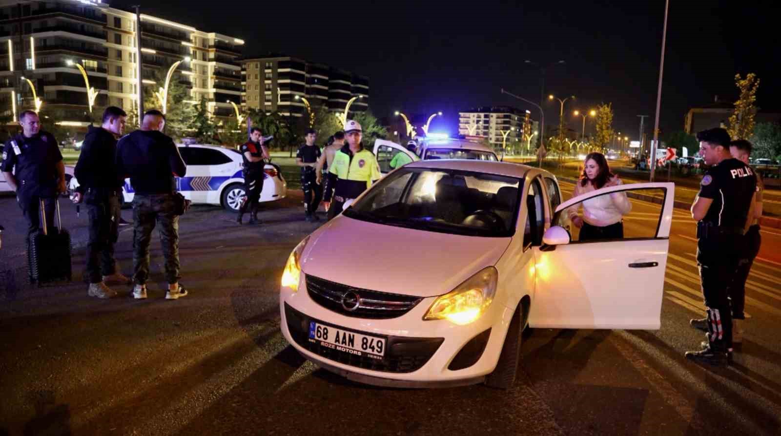 Polisin alkollü sürücü ile imtihanı: Üfleme eğitimi verilen kadın 44. seferde başardı
