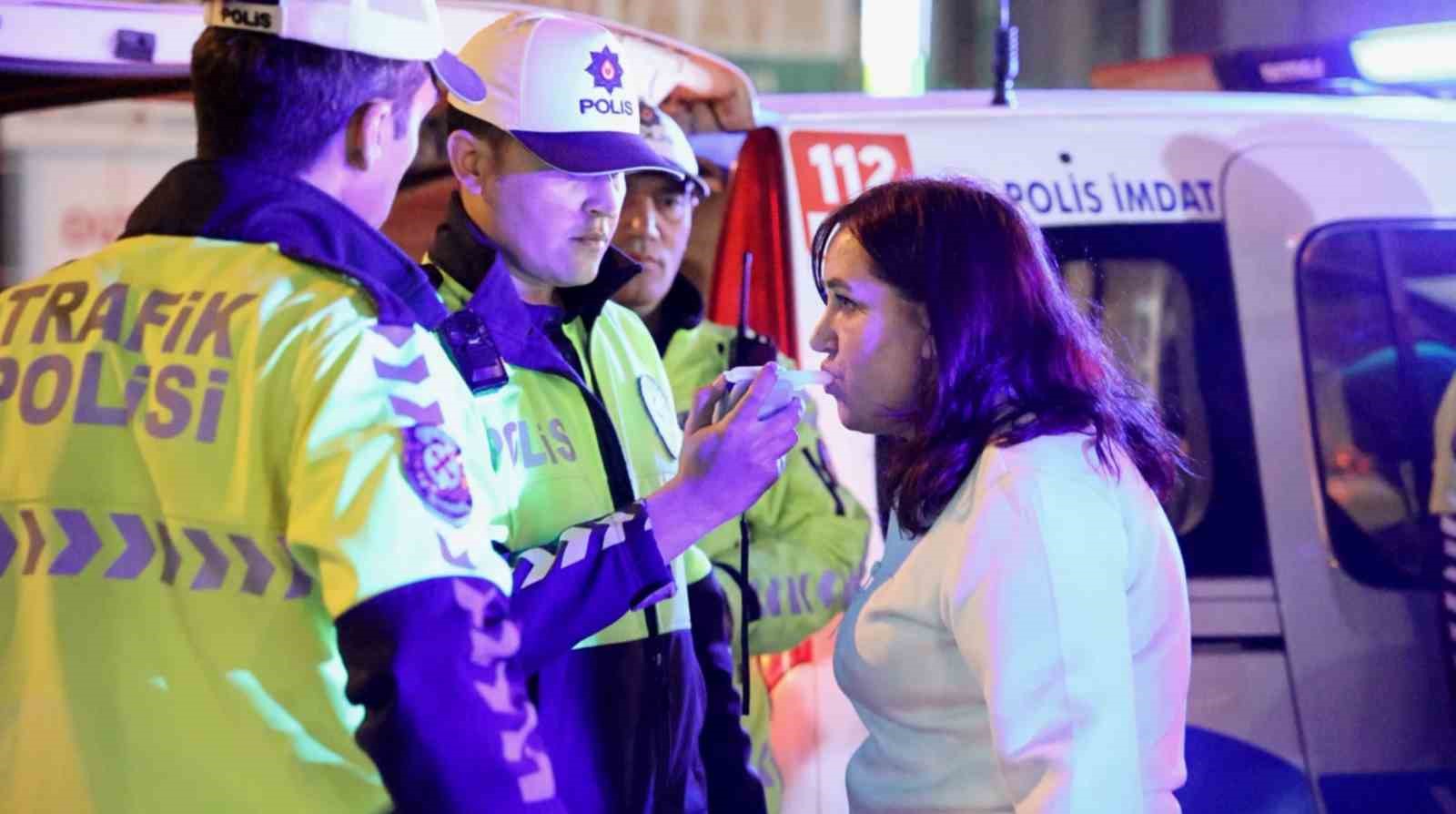 Polisin alkollü sürücü ile imtihanı: Üfleme eğitimi verilen kadın 44. seferde başardı

