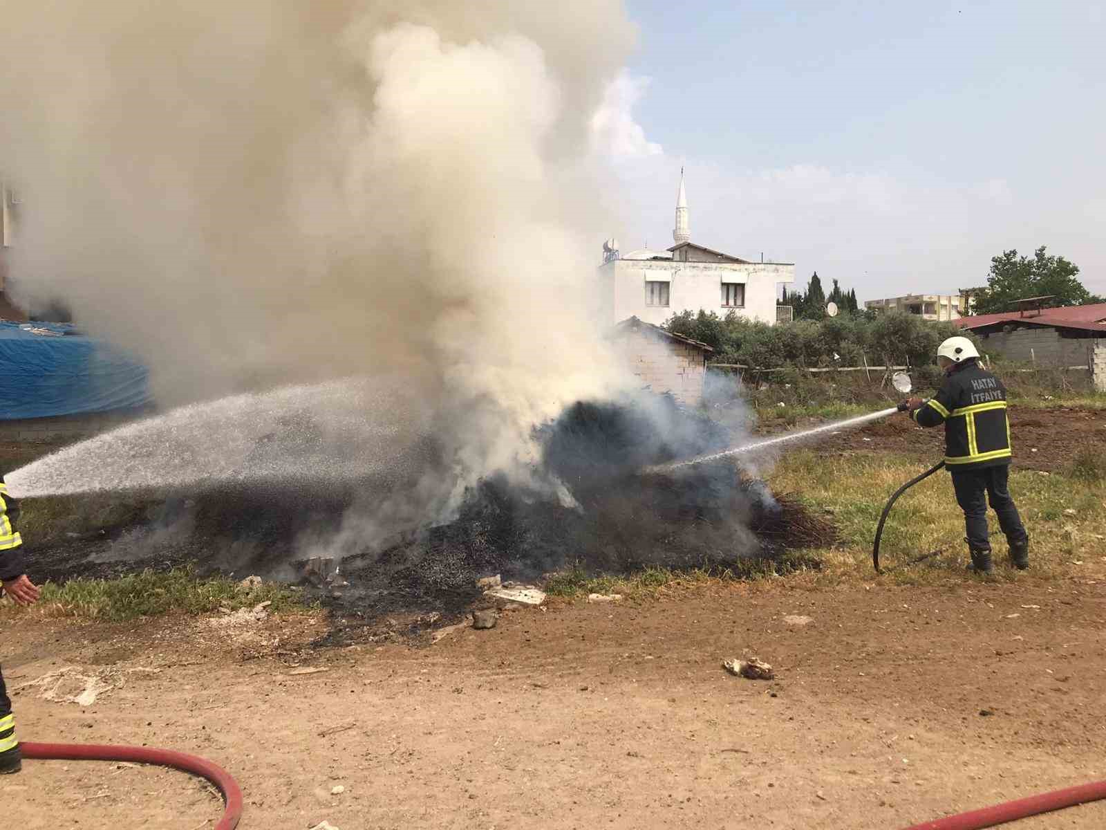 Reyhanlı’da odunların bulunduğu alanda çıkan yangın söndürüldü