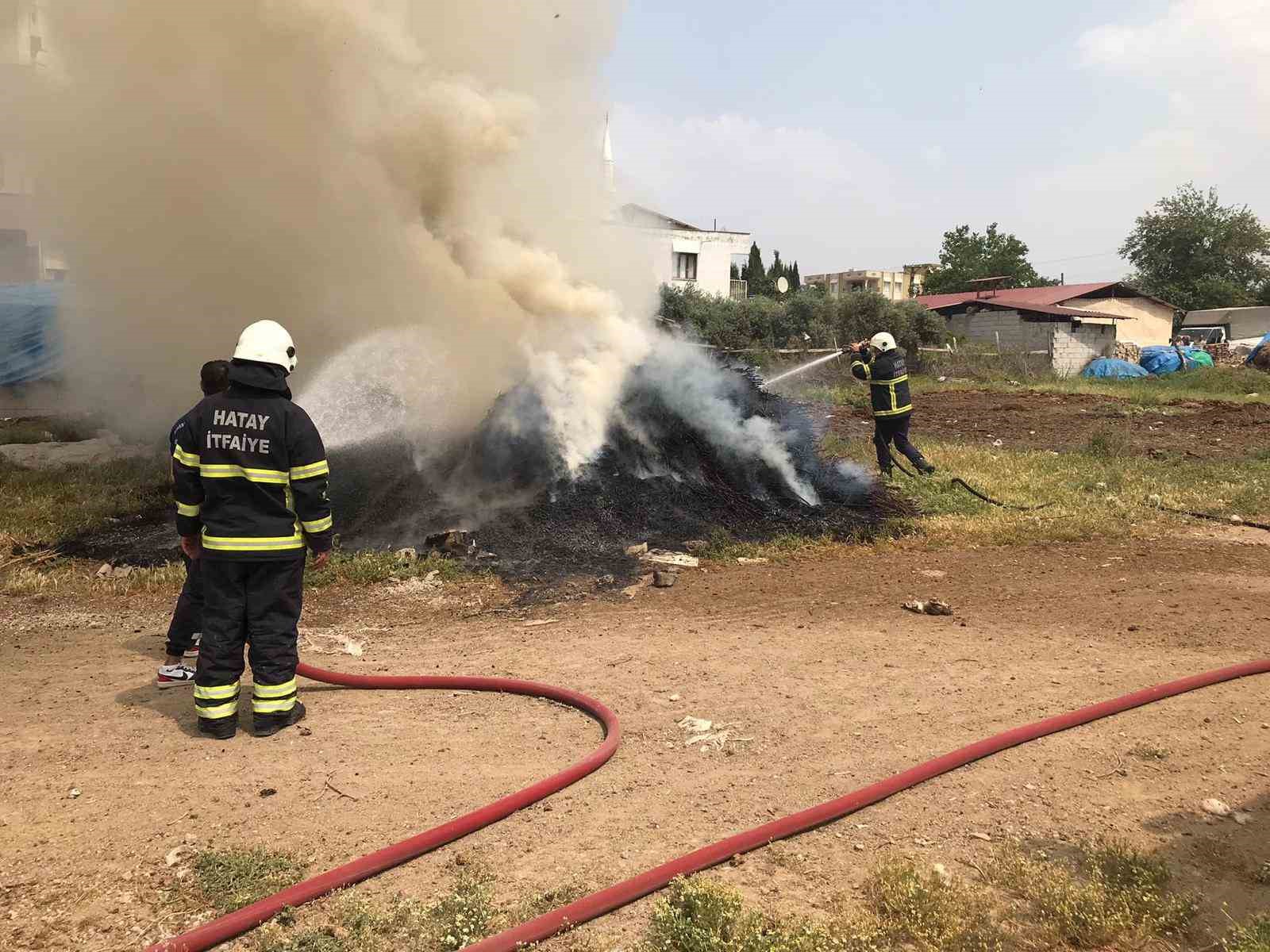 Reyhanlı’da odunların bulunduğu alanda çıkan yangın söndürüldü
