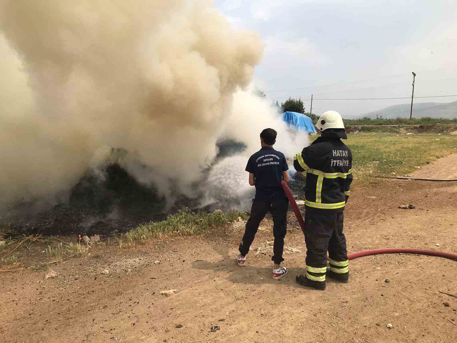 Reyhanlı’da odunların bulunduğu alanda çıkan yangın söndürüldü
