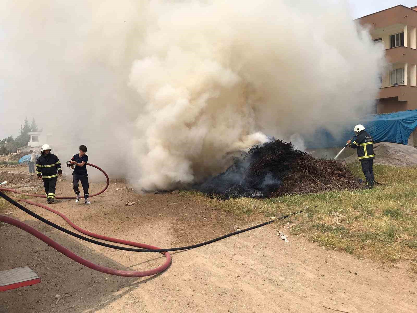 Reyhanlı’da odunların bulunduğu alanda çıkan yangın söndürüldü
