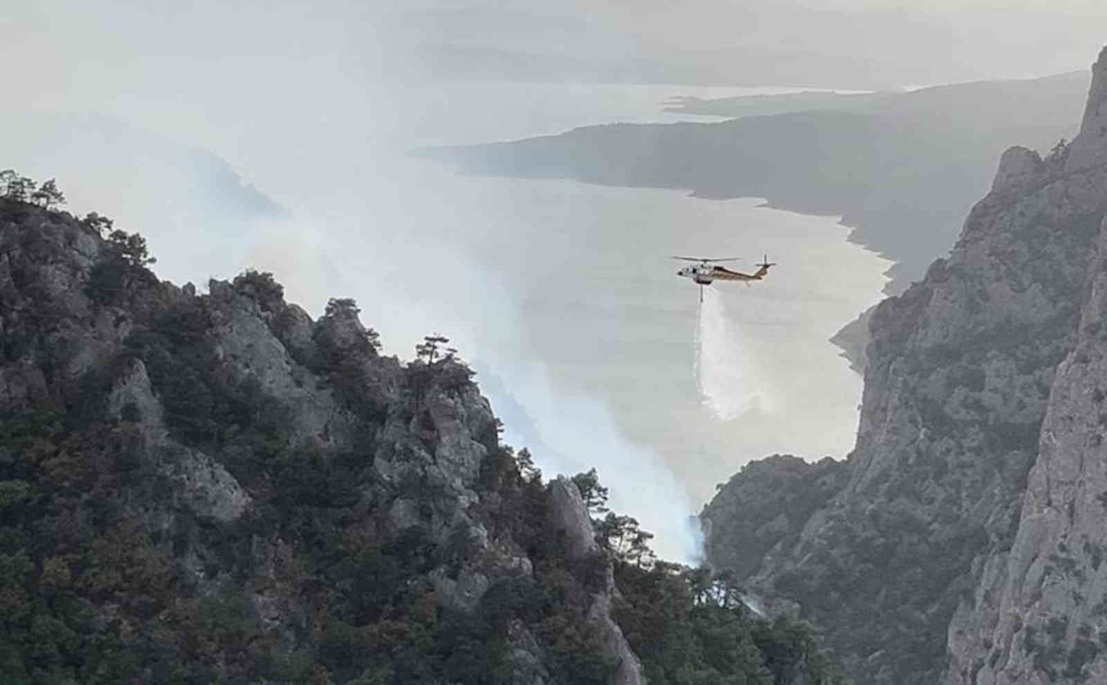 Şahinkaya Kanyonu’nda orman yangını: 1 helikopter ve 2 uçak havadan müdahale etti