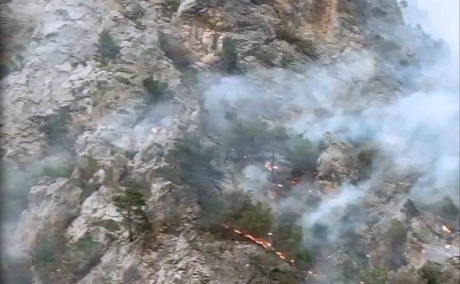 Şahinkaya Kanyonu’nda orman yangını: 1 helikopter ve 2 uçak havadan müdahale etti
