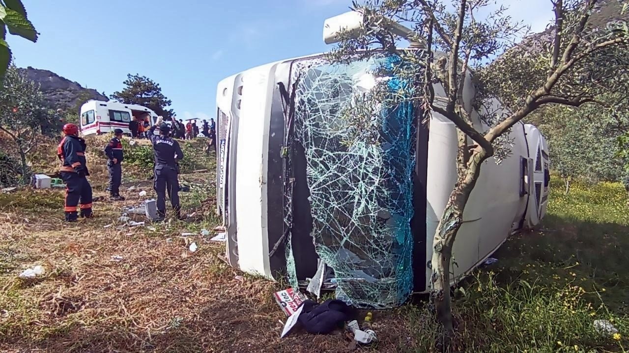 Sakarya’da 12 kişinin yaralandığı kazada midibüsün freni patlamış
