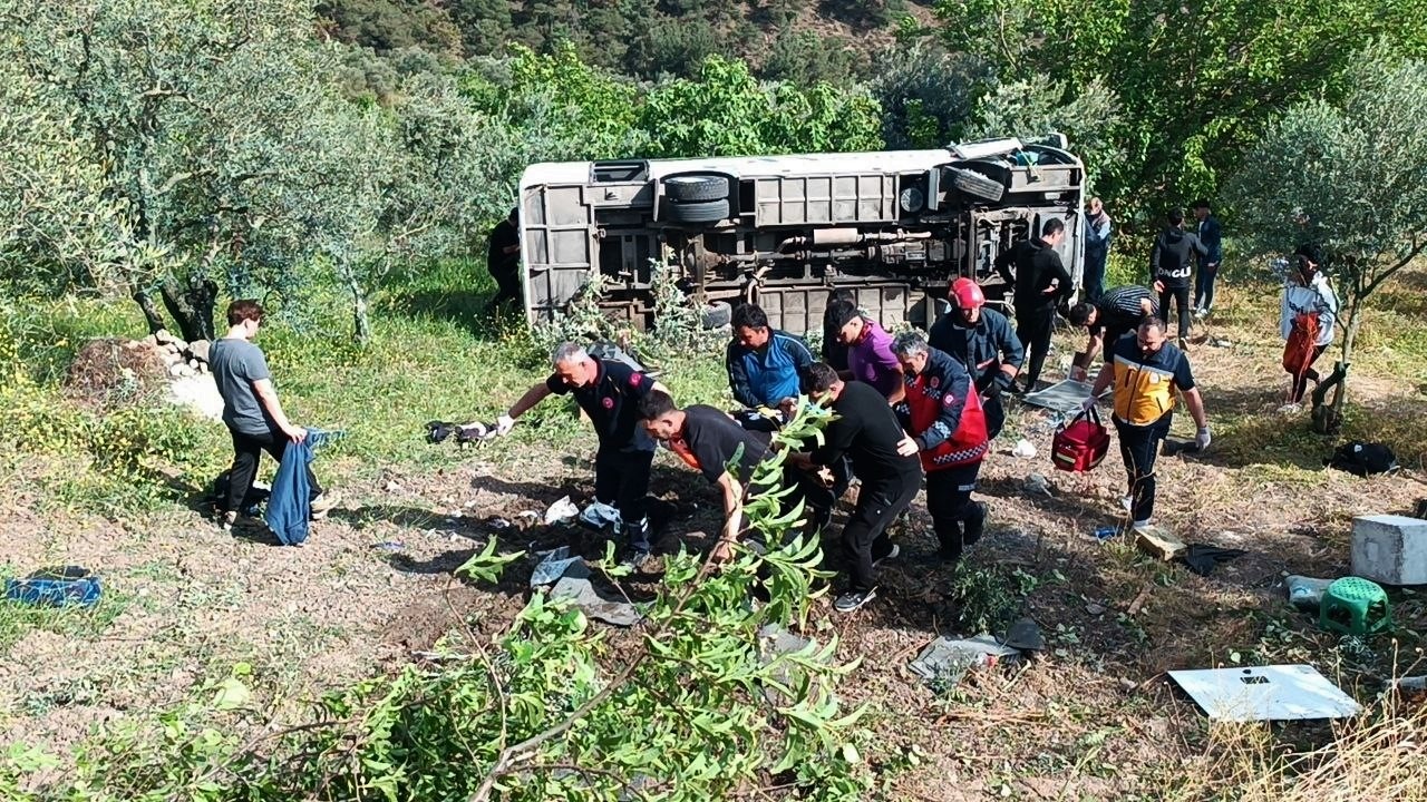 Sakarya’da 12 kişinin yaralandığı kazada midibüsün freni patlamış
