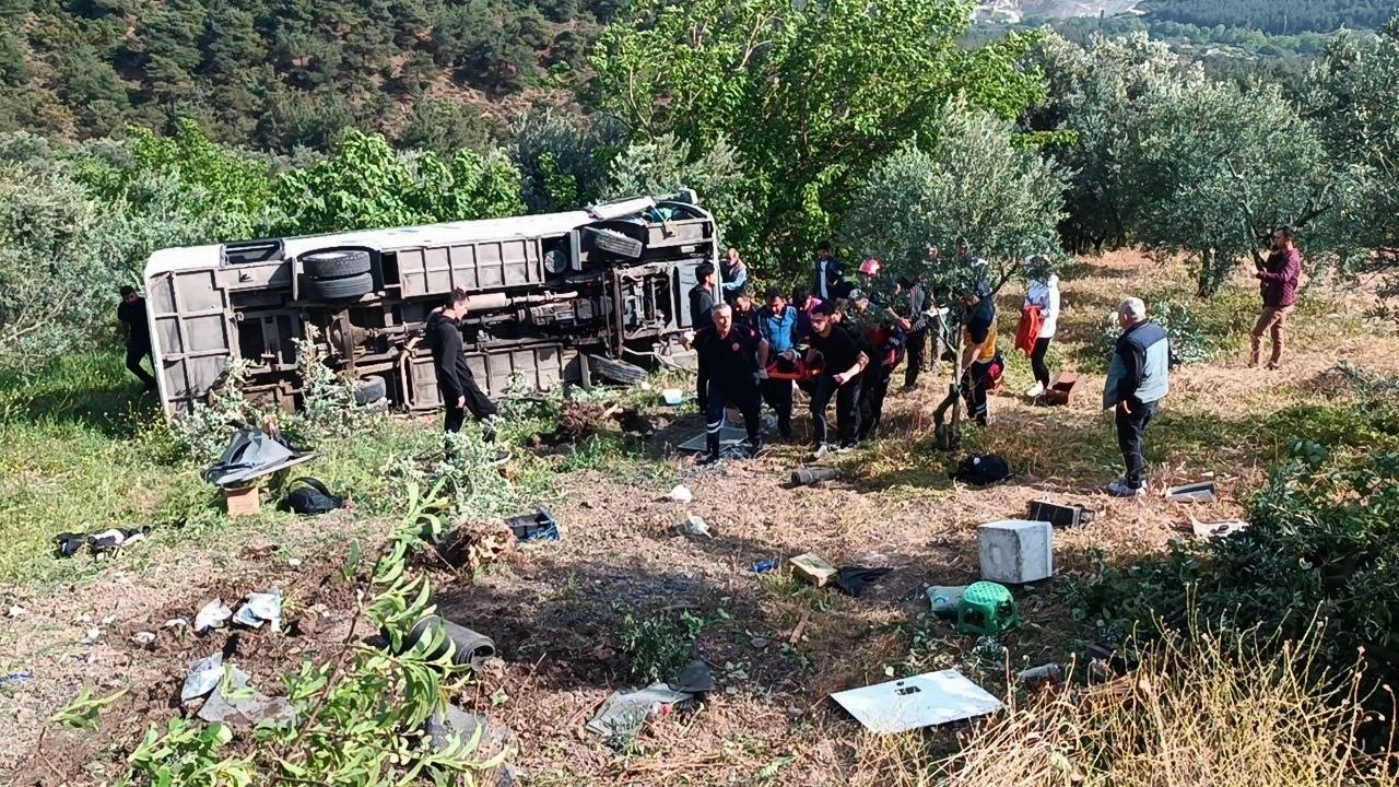 Sakarya’da 12 kişinin yaralandığı kazada midibüsün freni patlamış
