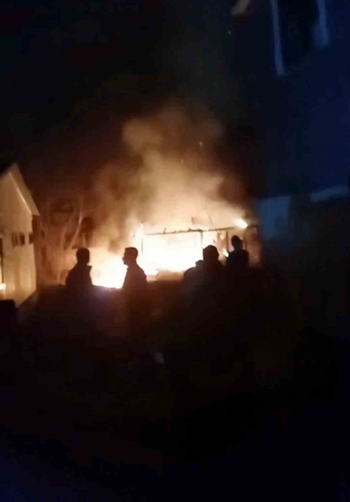 Sakarya’da baraka alev topuna döndü: Mahalleli sokağa döküldü

