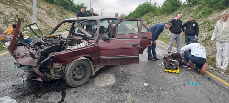 Sakarya’da otomobil ile hafif ticari araç kafa kafaya çarpıştı: 3 yaralı