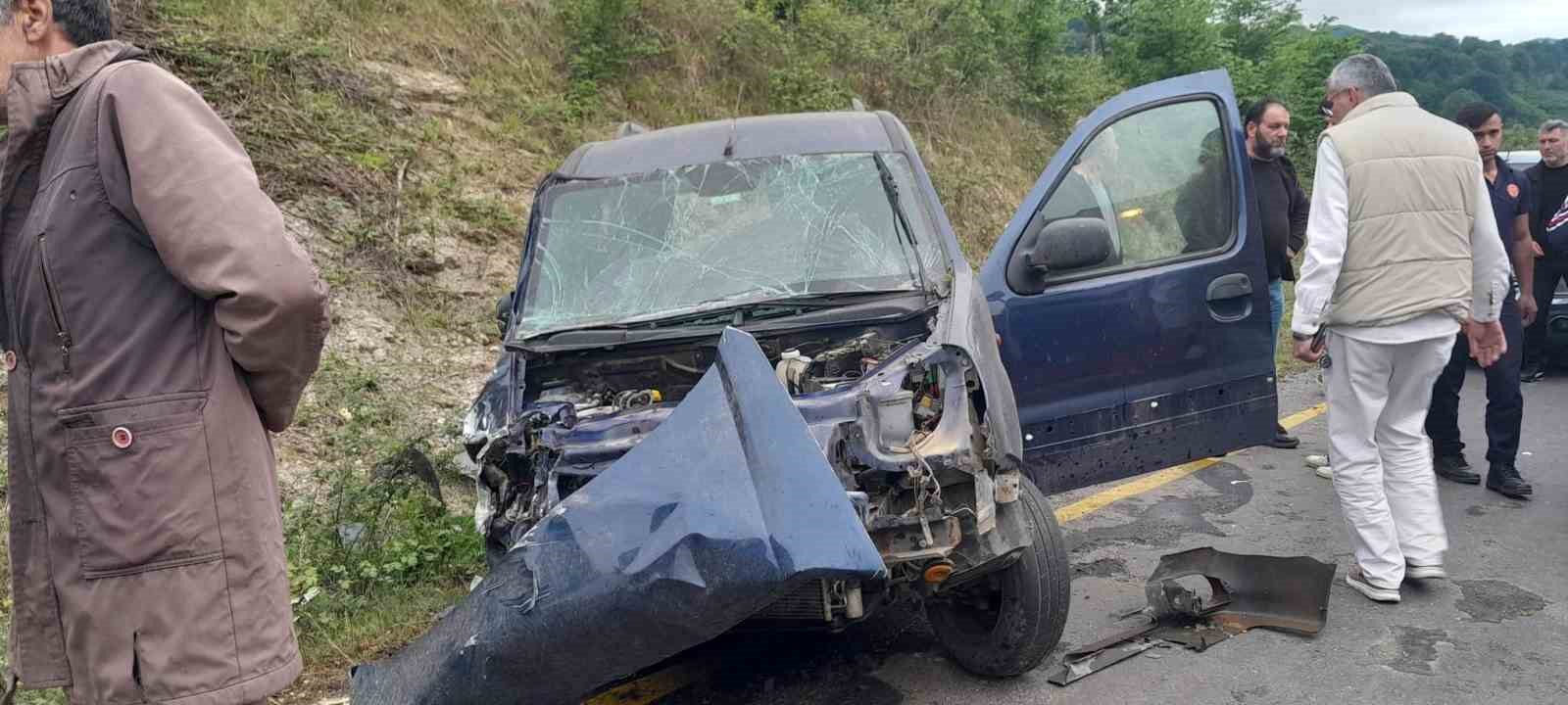 Sakarya’da otomobil ile hafif ticari araç kafa kafaya çarpıştı: 3 yaralı
