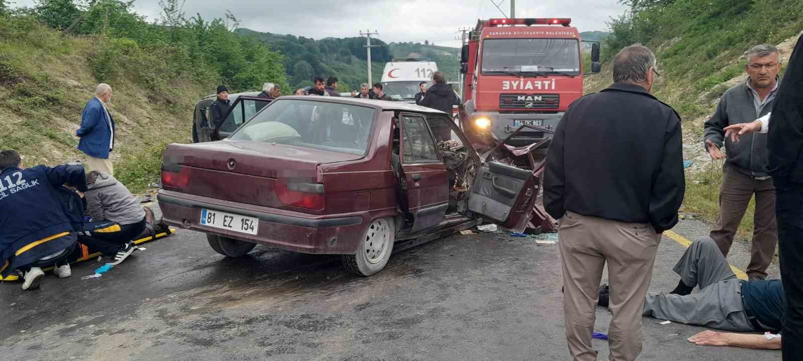 Sakarya’da otomobil ile hafif ticari araç kafa kafaya çarpıştı: 3 yaralı
