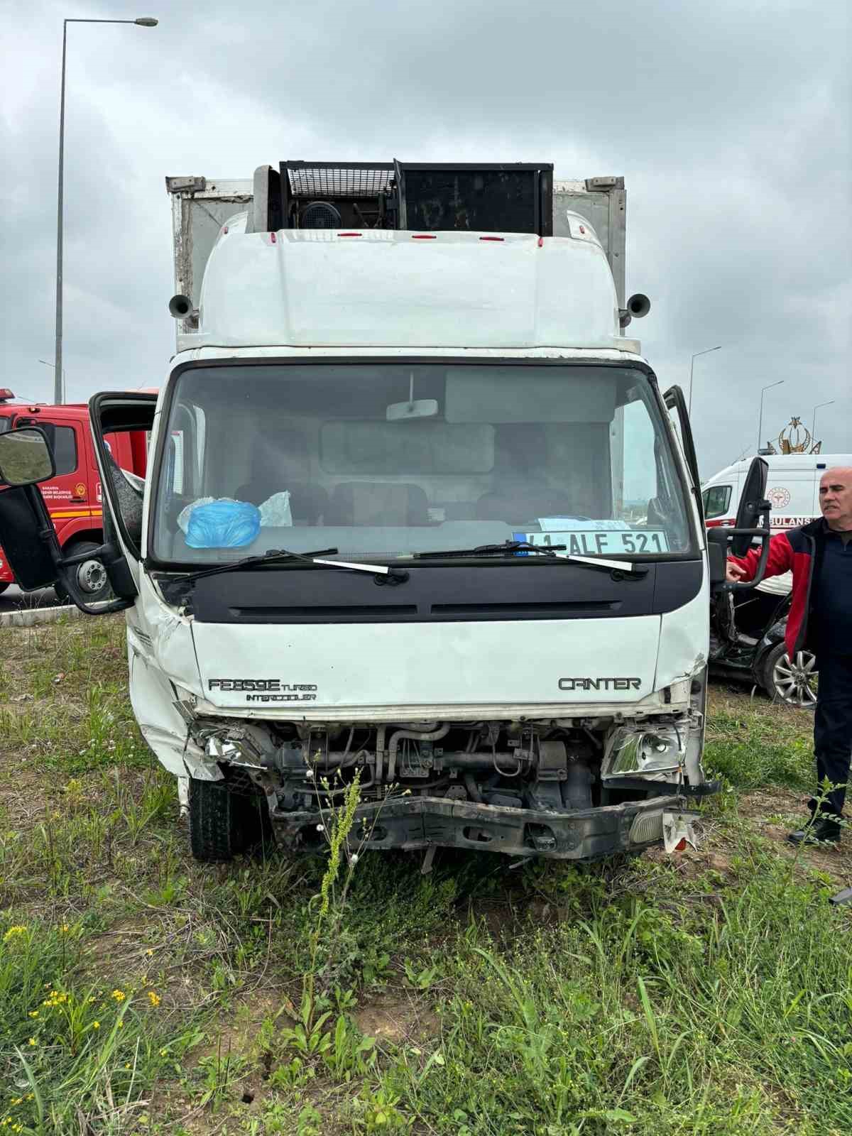 Sakarya’da otomobil ile kamyonet çarpıştı: 3 yaralı
