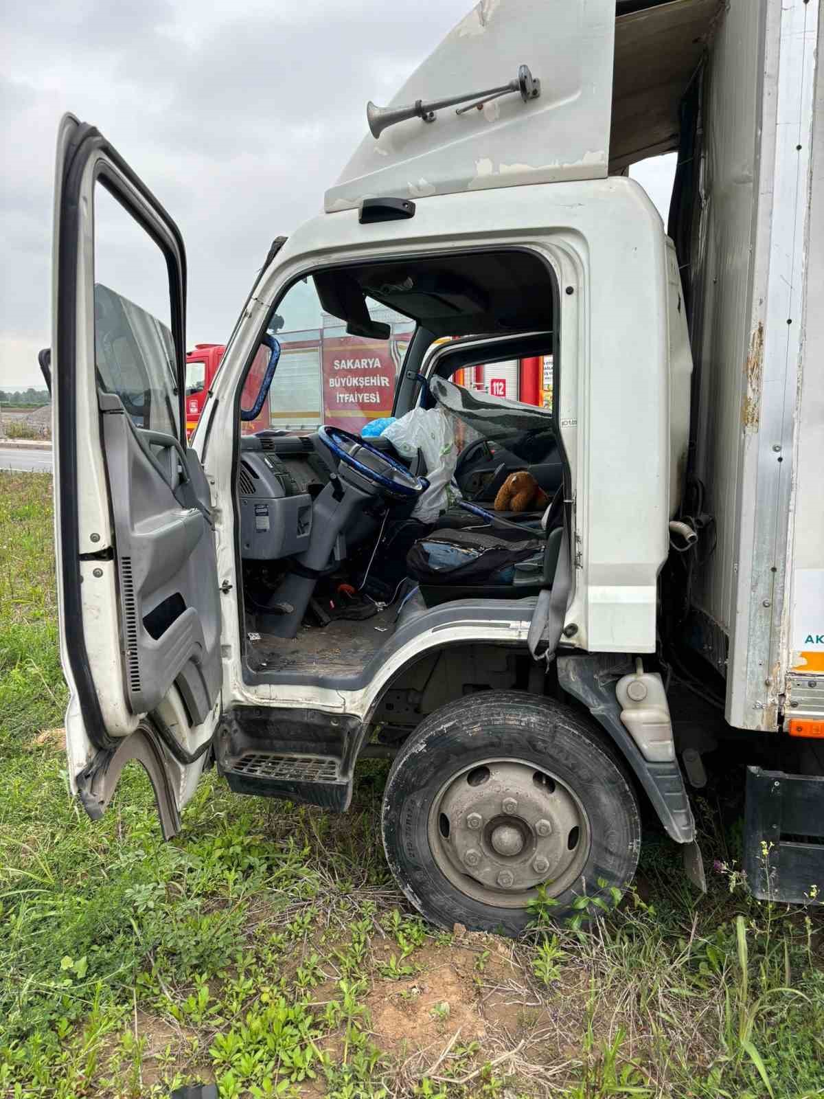 Sakarya’da otomobil ile kamyonet çarpıştı: 3 yaralı
