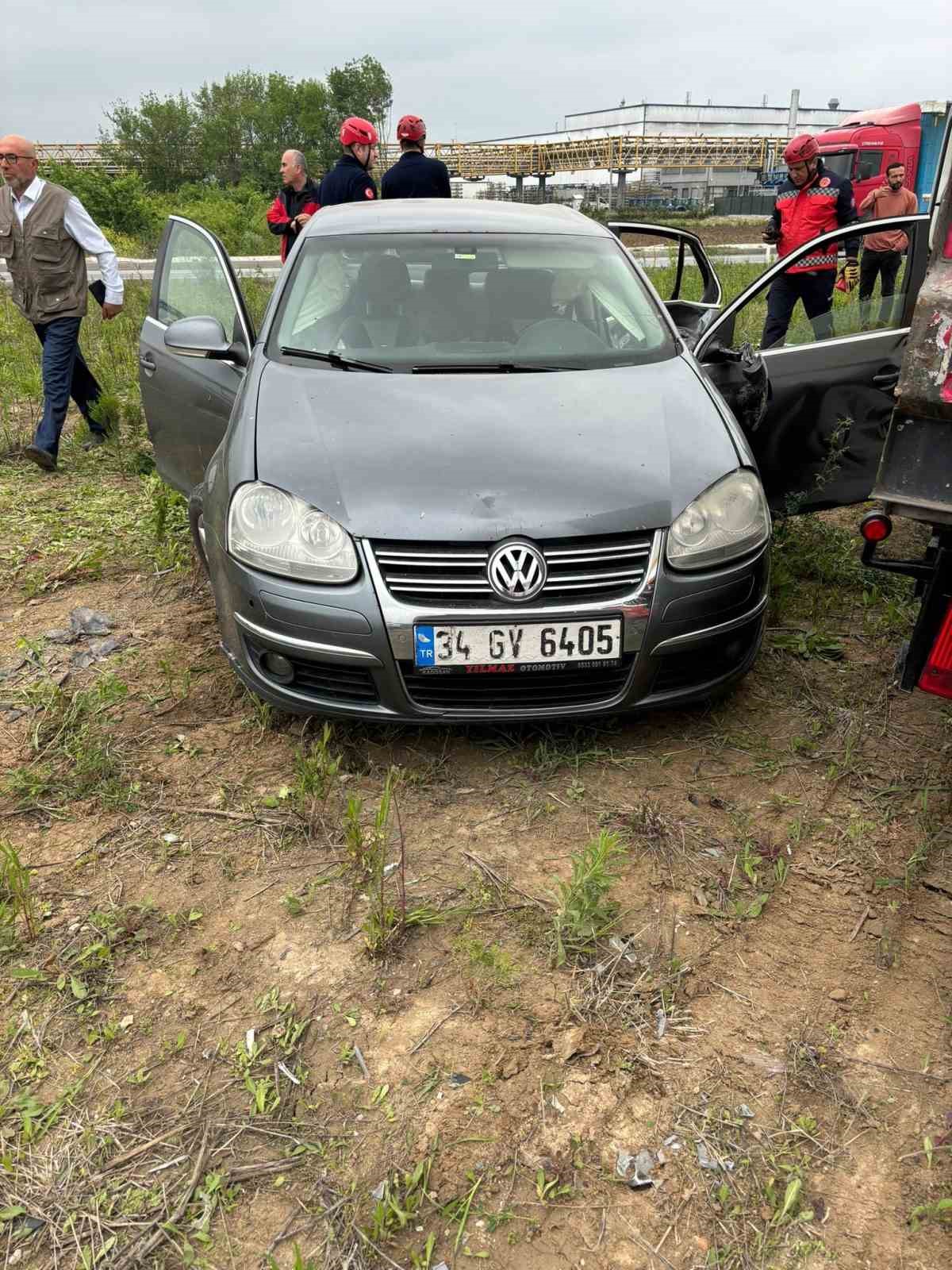 Sakarya’da otomobil ile kamyonet çarpıştı: 3 yaralı
