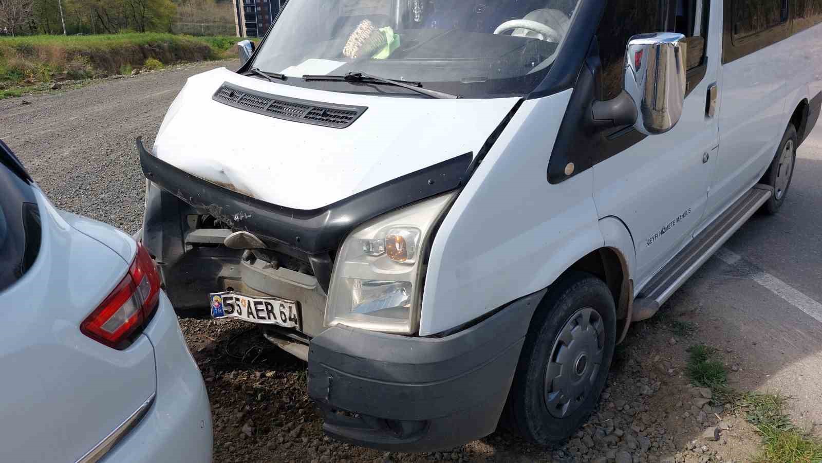 Samsun’da minibüs ile otomobil çarpıştı: 2 yaralı
