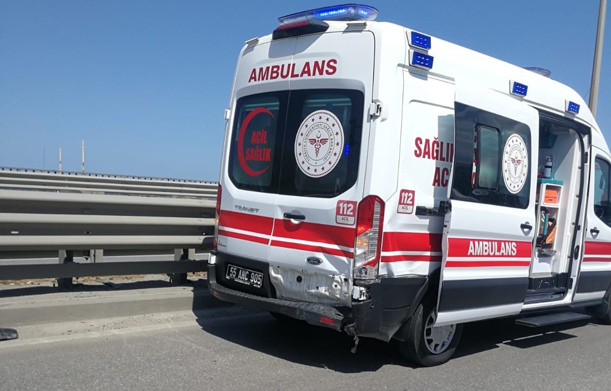 Samsun’da otomobil ambulansla çarpıştı: 2’si sağlık personeli 3 yaralı
