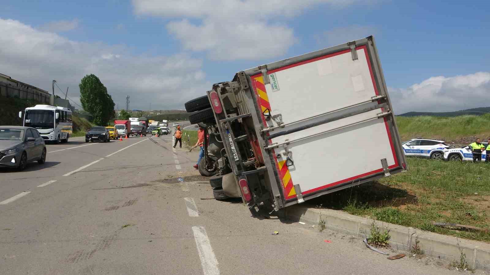 Sancaktepe’de kamyona çarpmamak için manevra yapan kamyonet devrildi: 3 yaralı
