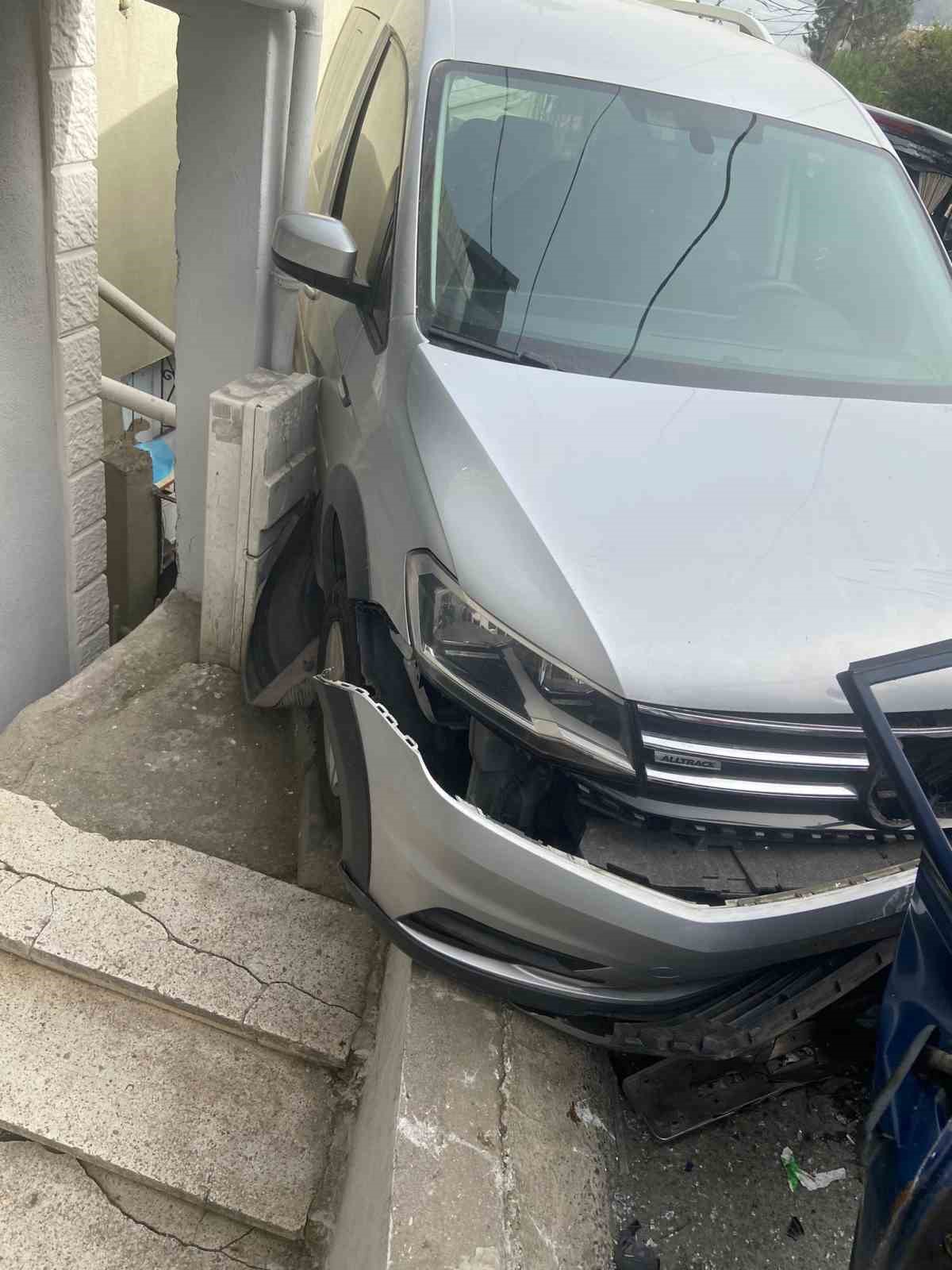 Sarıyer’de kontrolden çıkan otomobil park halindeki araçlara çarptı: 1 yaralı
