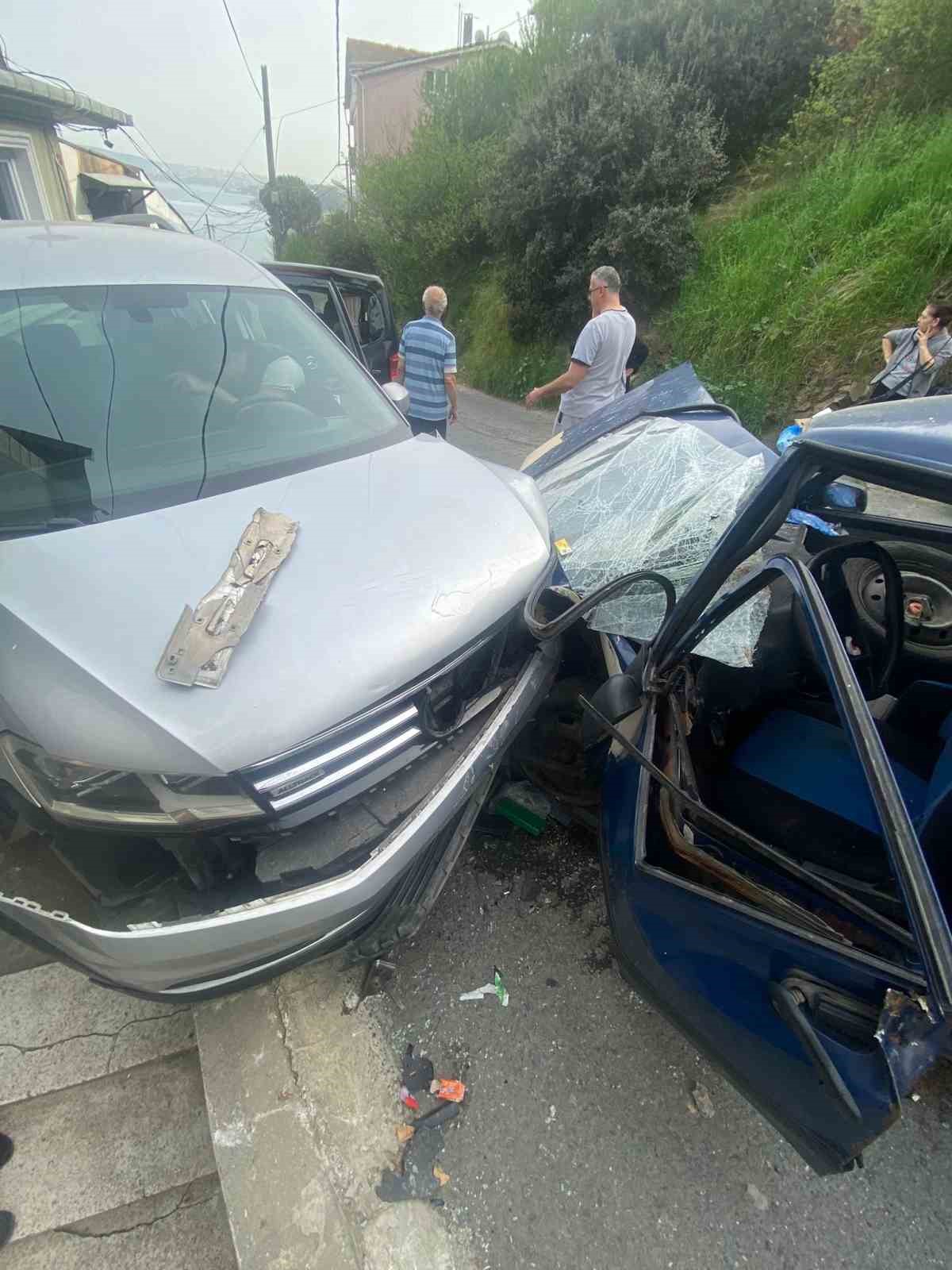 Sarıyer’de kontrolden çıkan otomobil park halindeki araçlara çarptı: 1 yaralı
