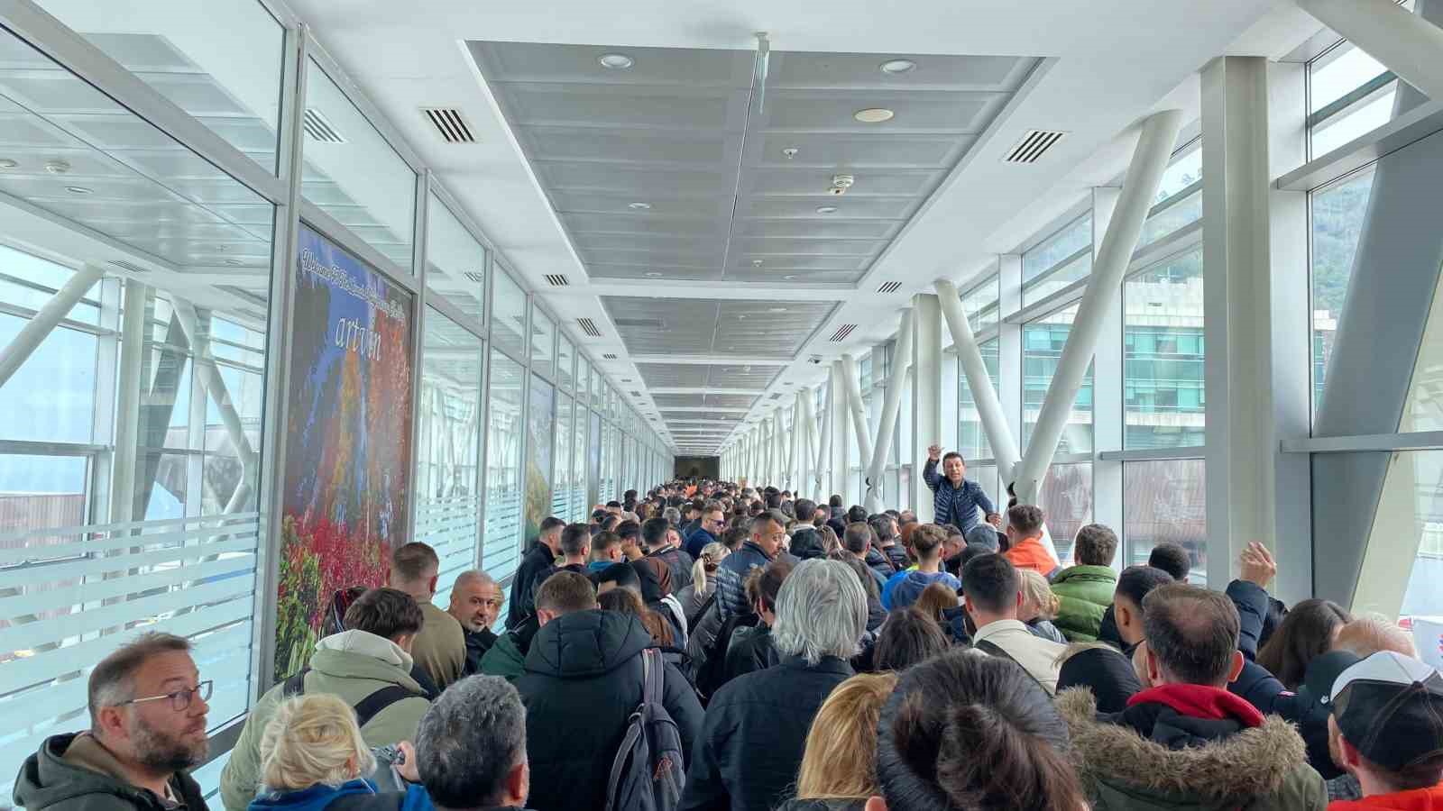 Sarp Sınır Kapısından bayram tatilinde 183 bin yolcu giriş-çıkış yaptı
