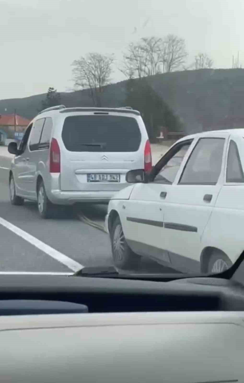 Şehirlerarası yolda bozulan otomobili böyle çekti
