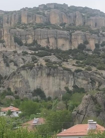 Selendi’de dağdan kopan kaya parçaları su deposunu yıktı
