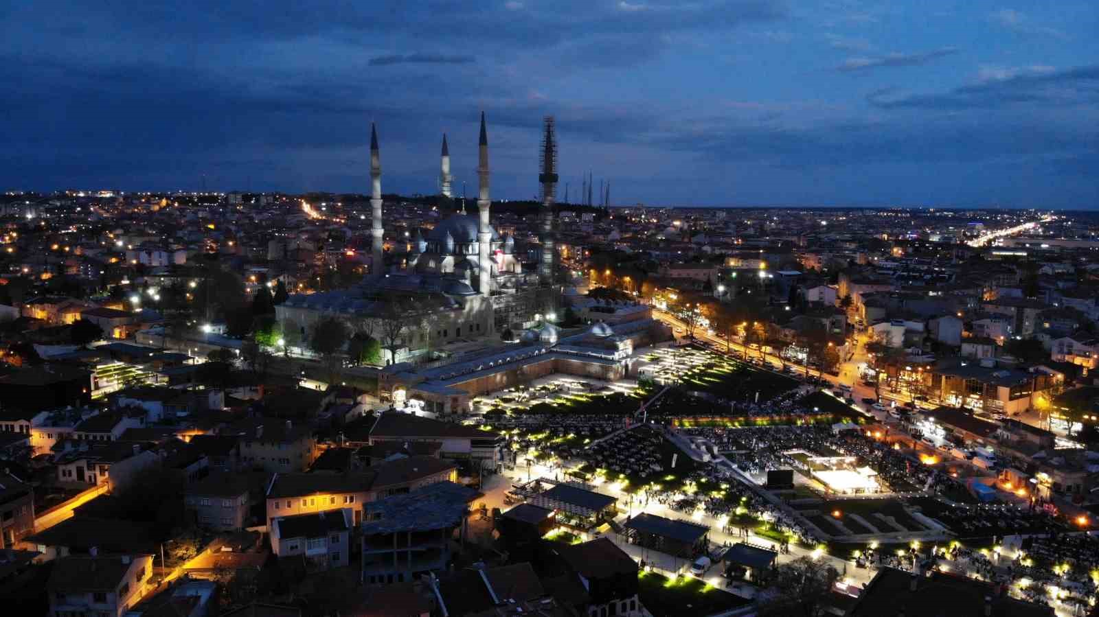 Selimiye Camii gölgesinde 5 bin kişi iftar yaptı
