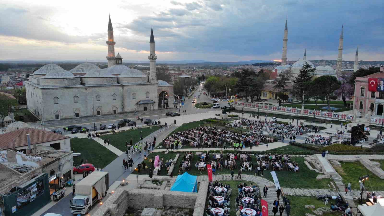 Selimiye Camii gölgesinde 5 bin kişi iftar yaptı
