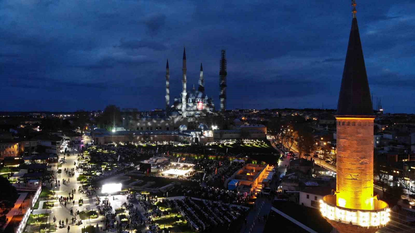 Selimiye Camii gölgesinde 5 bin kişi iftar yaptı
